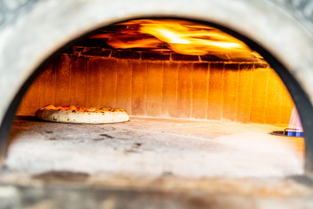 four a pizzas en pleine action